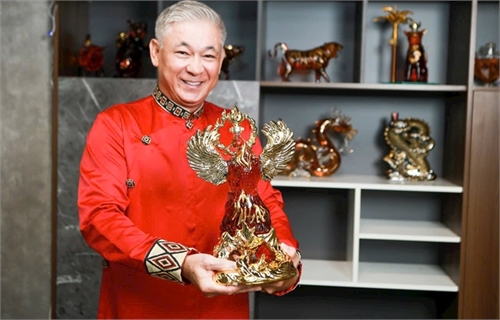 Diễn viên Tùng Yuki nêu cảm nhận sản phẩm Phượng Hoàng Hướng Dương - BST Sắc Rồng Doha