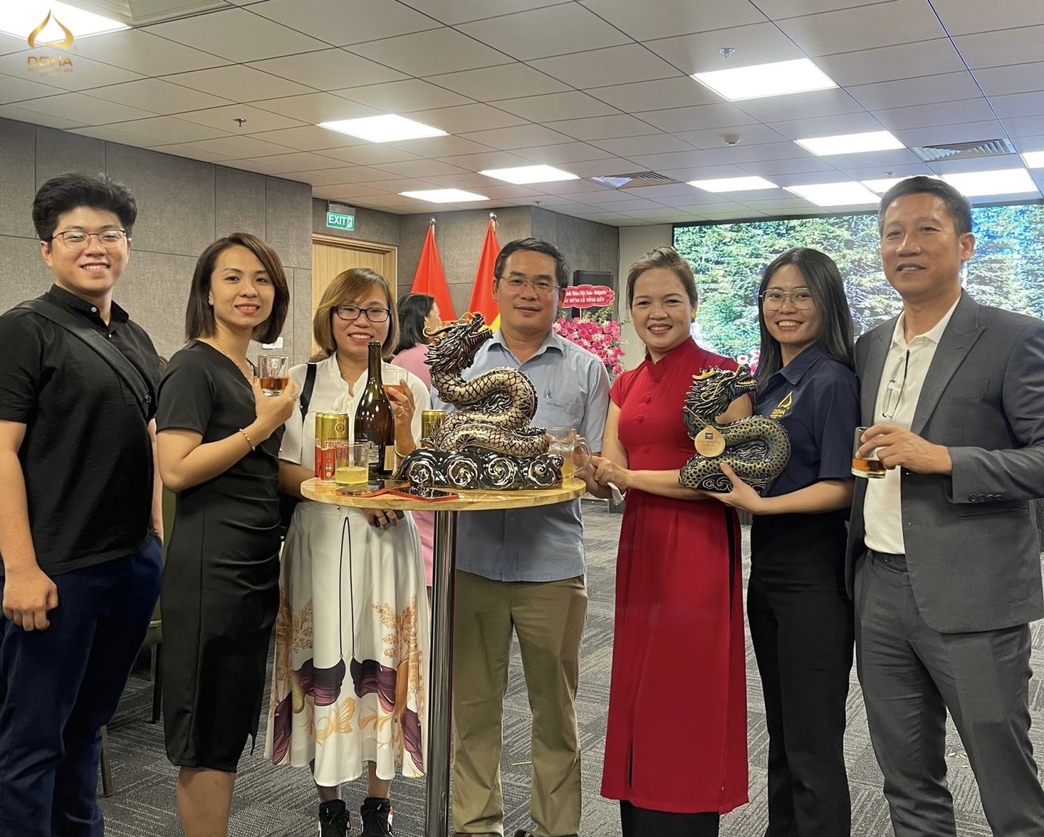 Rượu linh vật Doha JSC - Quà tặng hội tụ tinh thần “Tứ trụ” của lãnh đạo