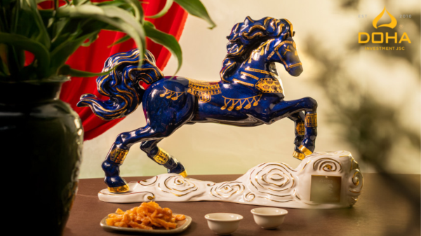 Royal Darius Long Ma – Horse Hoofs, Leading the Way